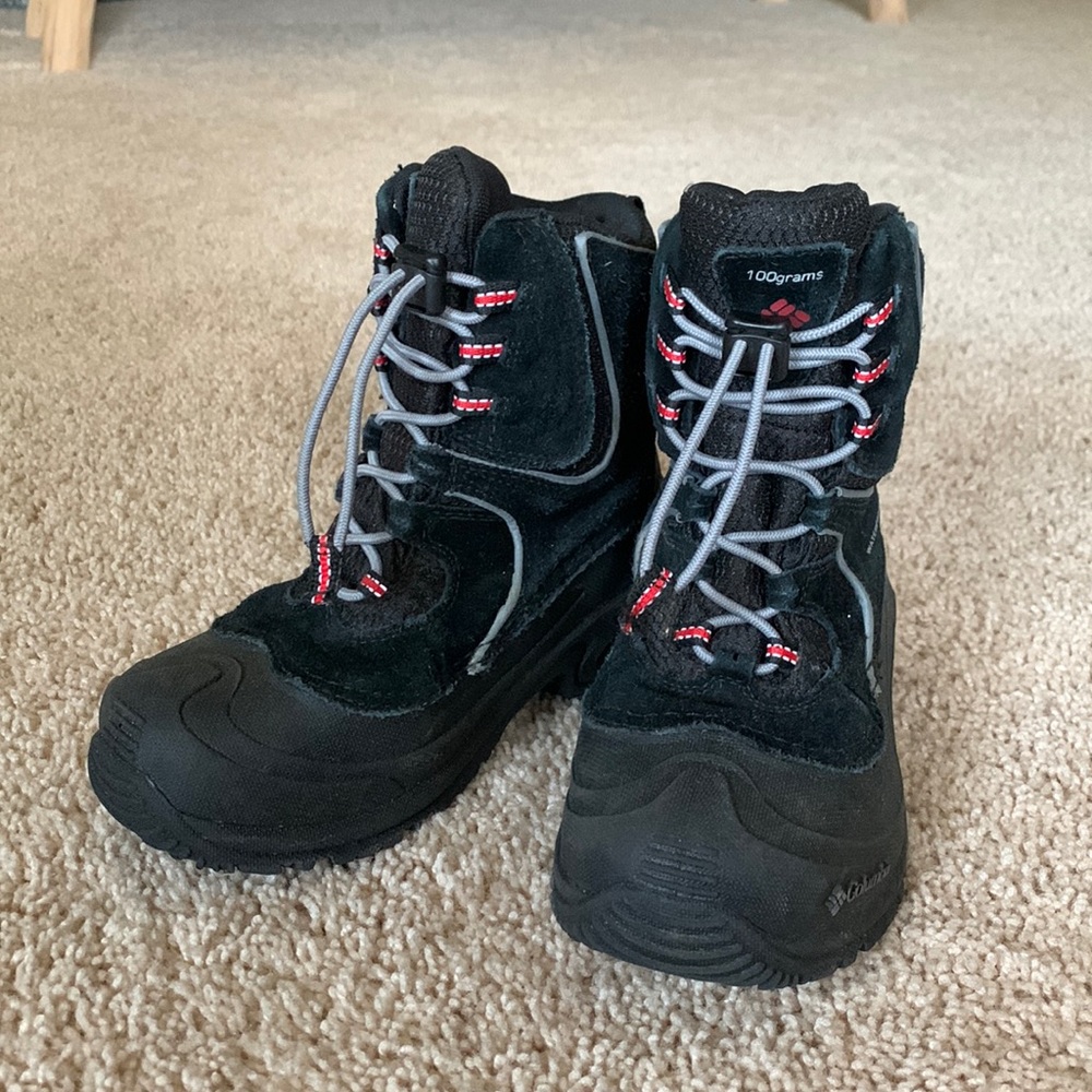 Kids Columbia size 2 pull on snow boots